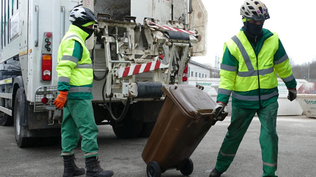 Na snímke pracovníci Zberného dvora počas zberu kuchynského odpadu.