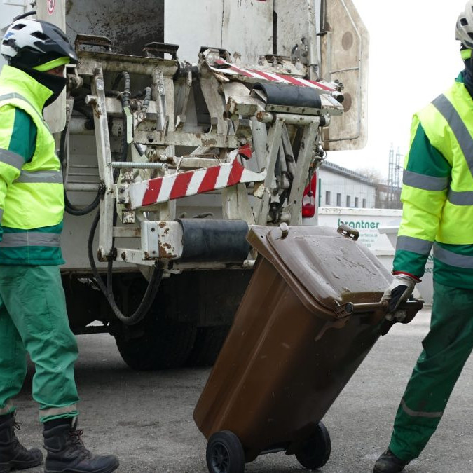 Na snímke pracovníci Zberného dvora počas zberu kuchynského odpadu.