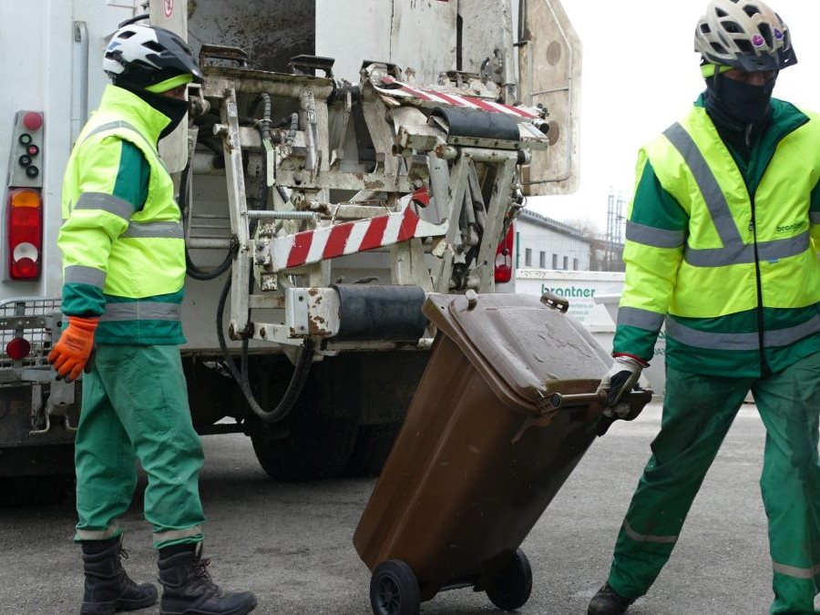 Na snímke pracovníci Zberného dvora počas zberu kuchynského odpadu.