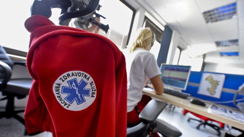 Na ilustračnej snímke zamestnankyňa operačného strediska.