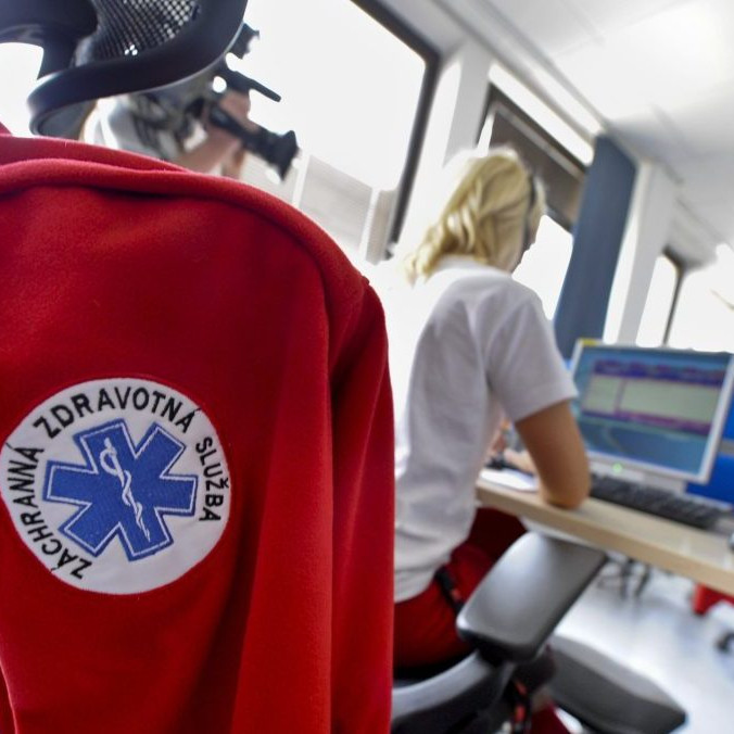 Na ilustračnej snímke zamestnankyňa operačného strediska.