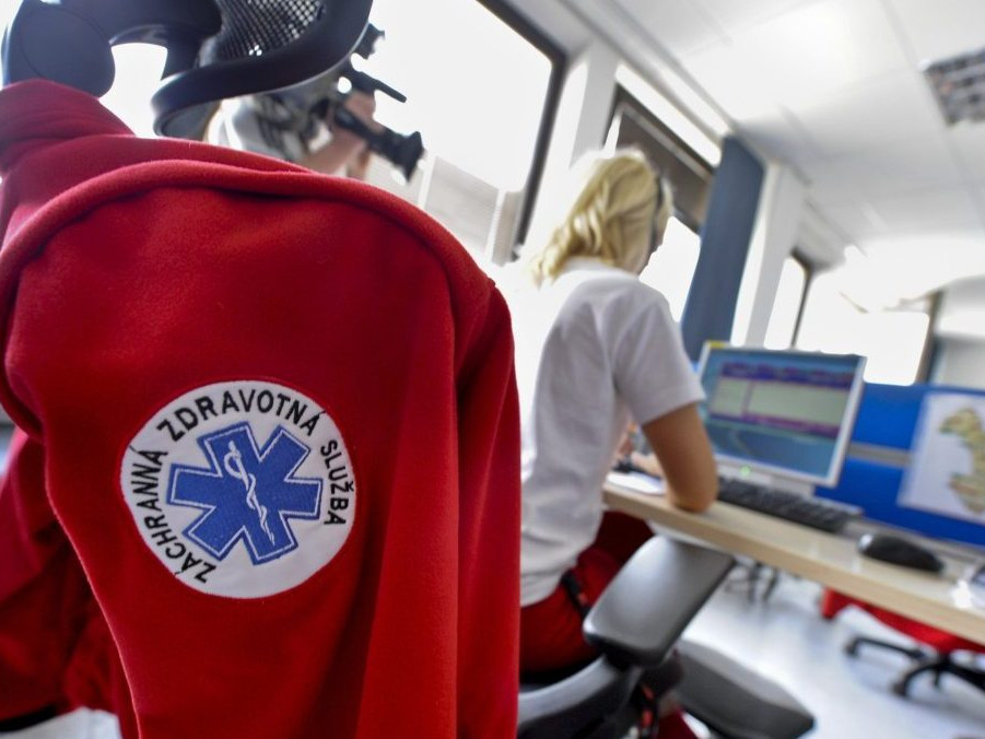 Na ilustračnej snímke zamestnankyňa operačného strediska.