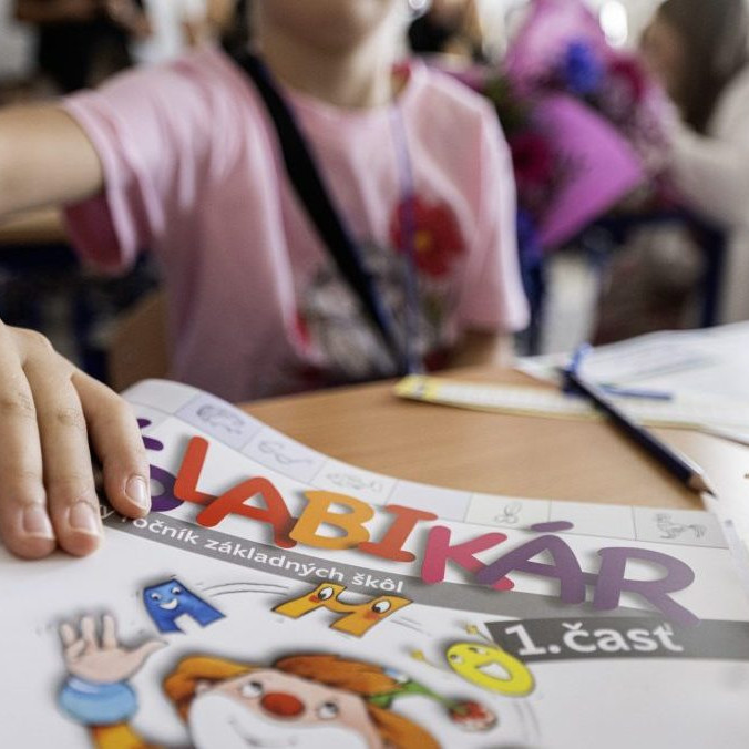 Na snímke žiačka so šlabikárom počas otvorenia školského roka 2025/2026 na Základnej škole s materskou školou v Slovenskom Grobe v pondelok 1. septembra 2025.