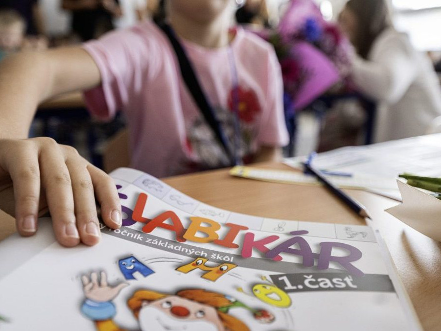 Na snímke žiačka so šlabikárom počas otvorenia školského roka 2025/2026 na Základnej škole s materskou školou v Slovenskom Grobe v pondelok 1. septembra 2025.