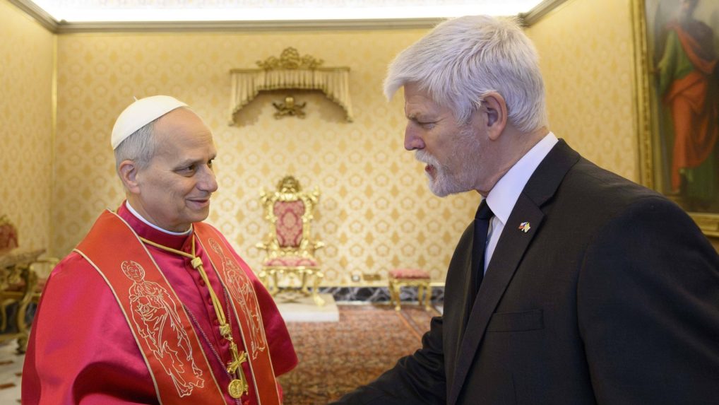 Česk&yacute; prezident Petr Pavel si pod&aacute;va ruku s p&aacute;pežom Levom XIV.
