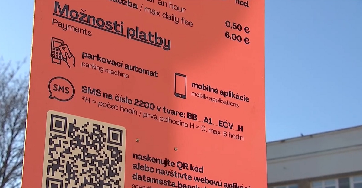Parkovanie v centre Banskej Bystrice zdraželo, vodičov m&yacute;lia chybn&eacute; tabule