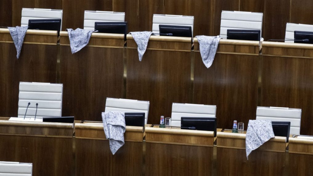 Na ilustračnej snímke parlament SR.