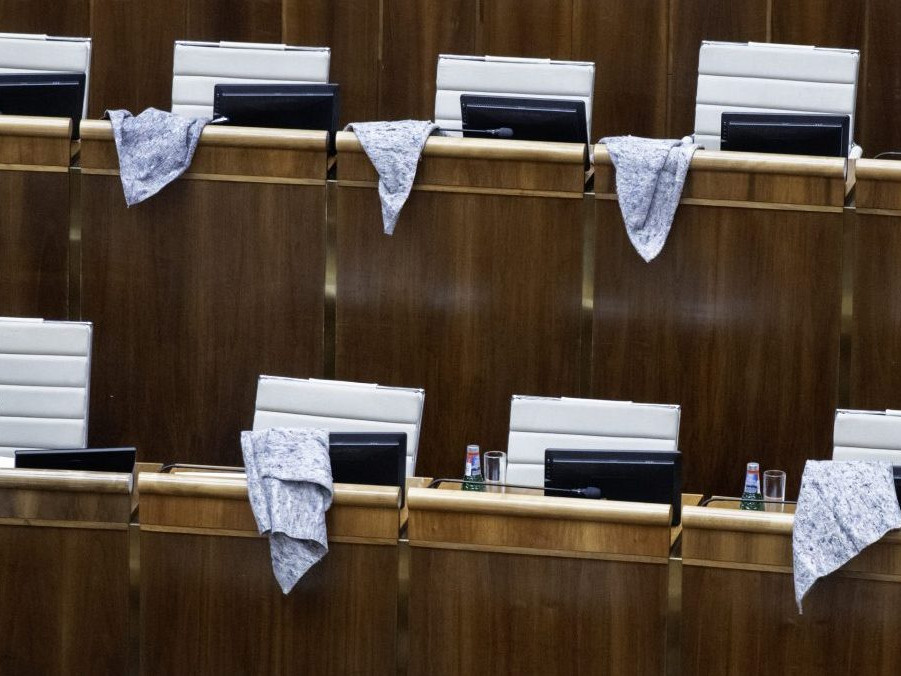 Na ilustračnej snímke parlament SR.