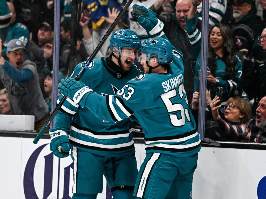 Pavol Regenda a Jeff Skinner.