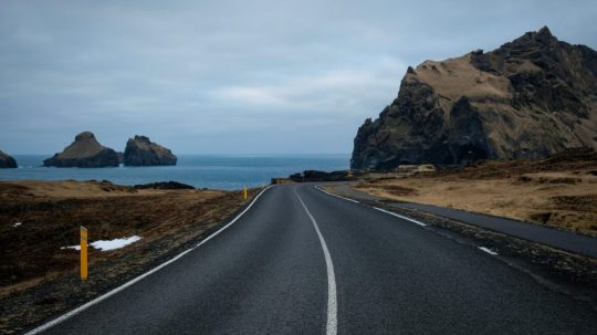 Ilustračná snímka cesty na Islande.