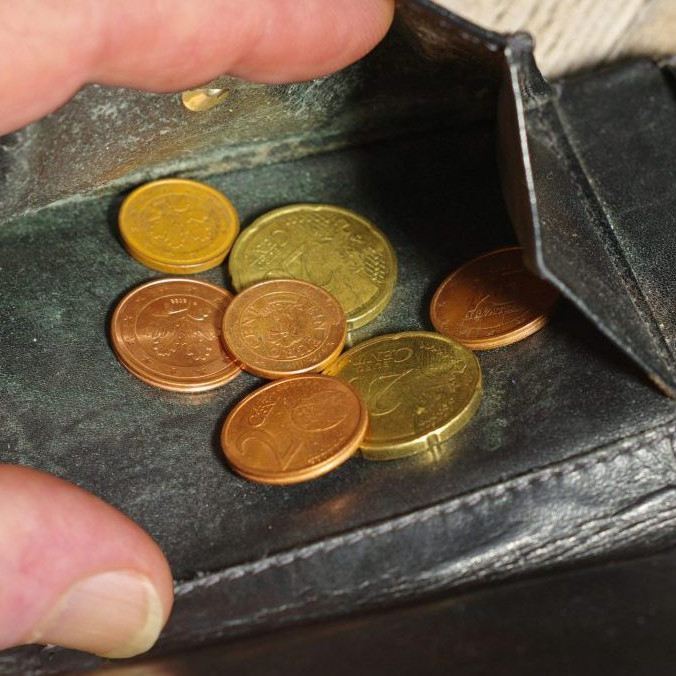 Na ilustračnej snímke peňaženka s mincami.