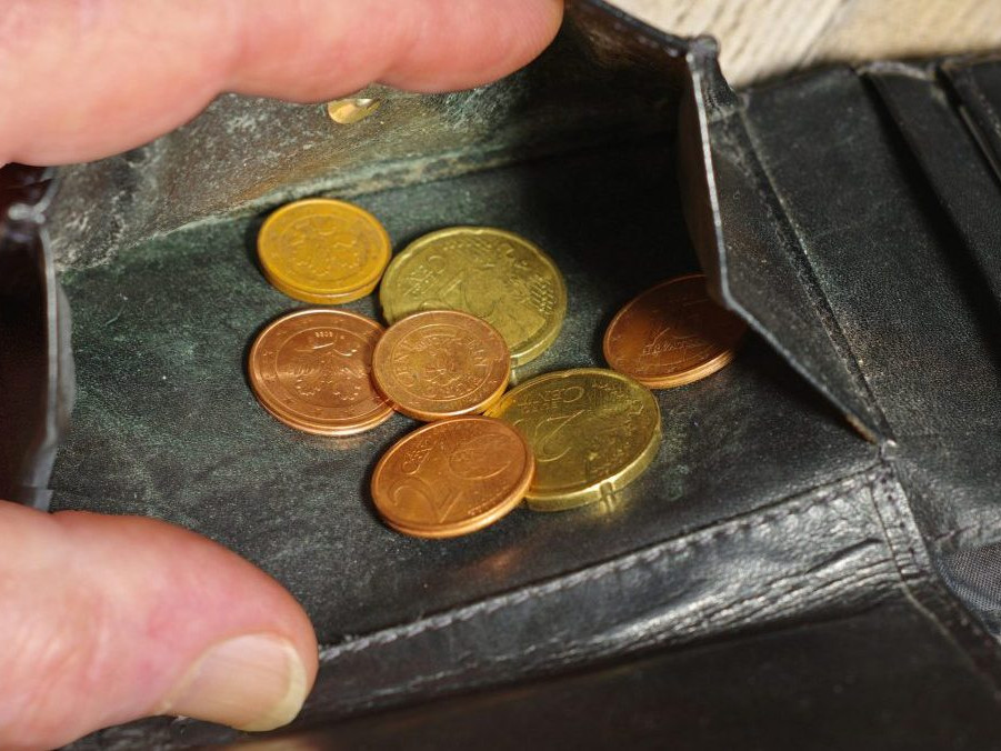 Na ilustračnej snímke peňaženka s mincami.