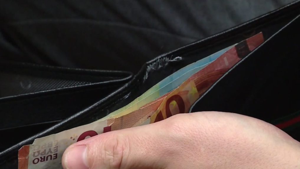 Na ilustračnej snímke peňaženka s bankovkami.