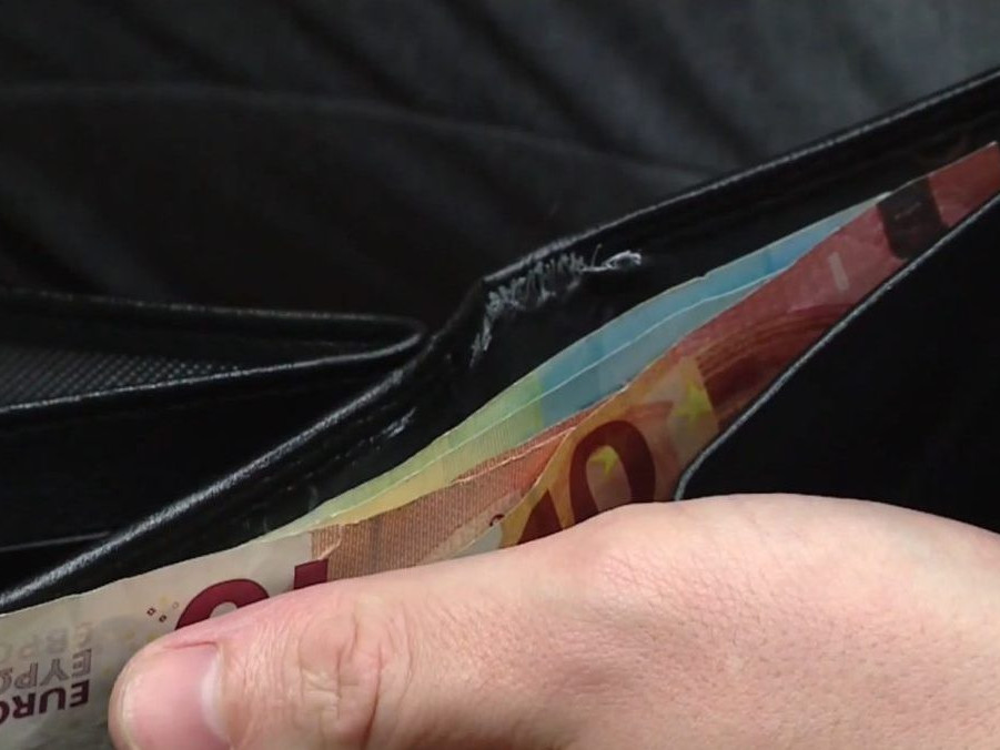 Na ilustračnej snímke peňaženka s bankovkami.