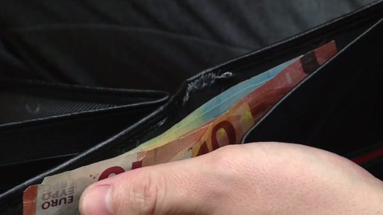 Na ilustračnej snímke peňaženka s bankovkami.