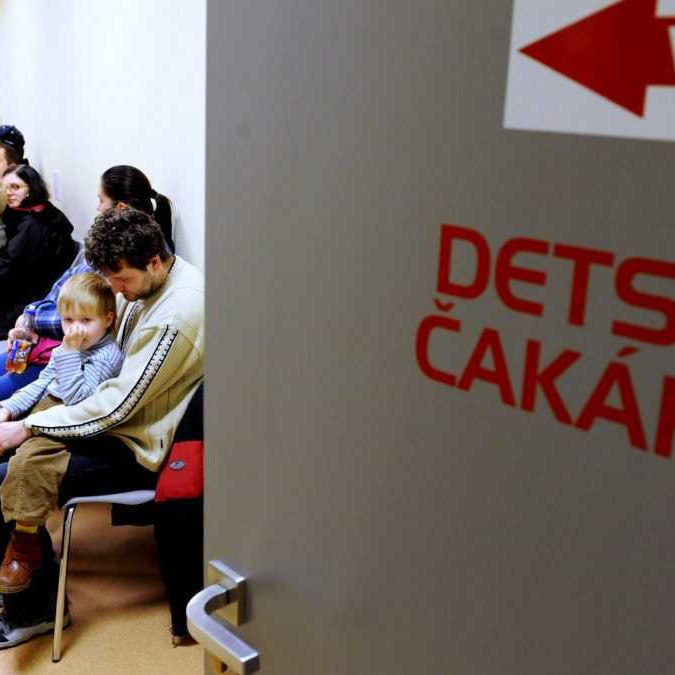Rodičia s deťmi v čakárni.