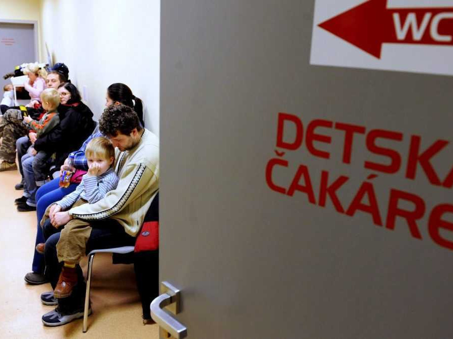 Rodičia s deťmi v čakárni.