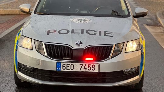 Na snímke je vozidlo českej polície so zapnutými majákmi.