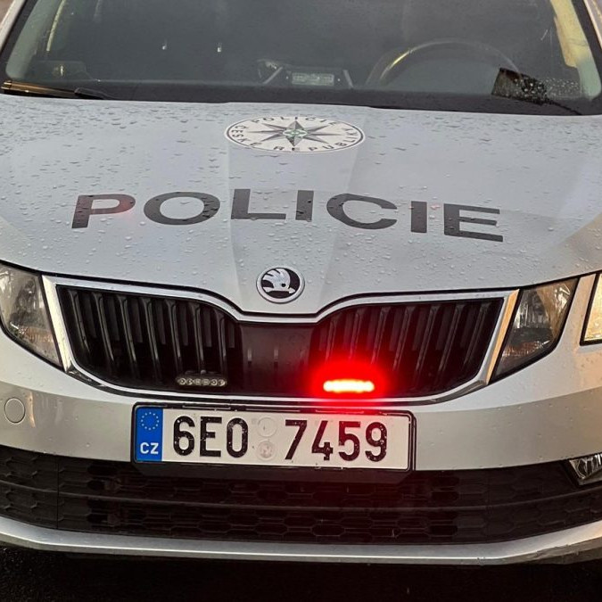 Na snímke je vozidlo českej polície so zapnutými majákmi.