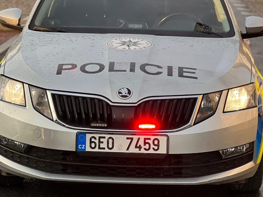 Na snímke je vozidlo českej polície so zapnutými majákmi.