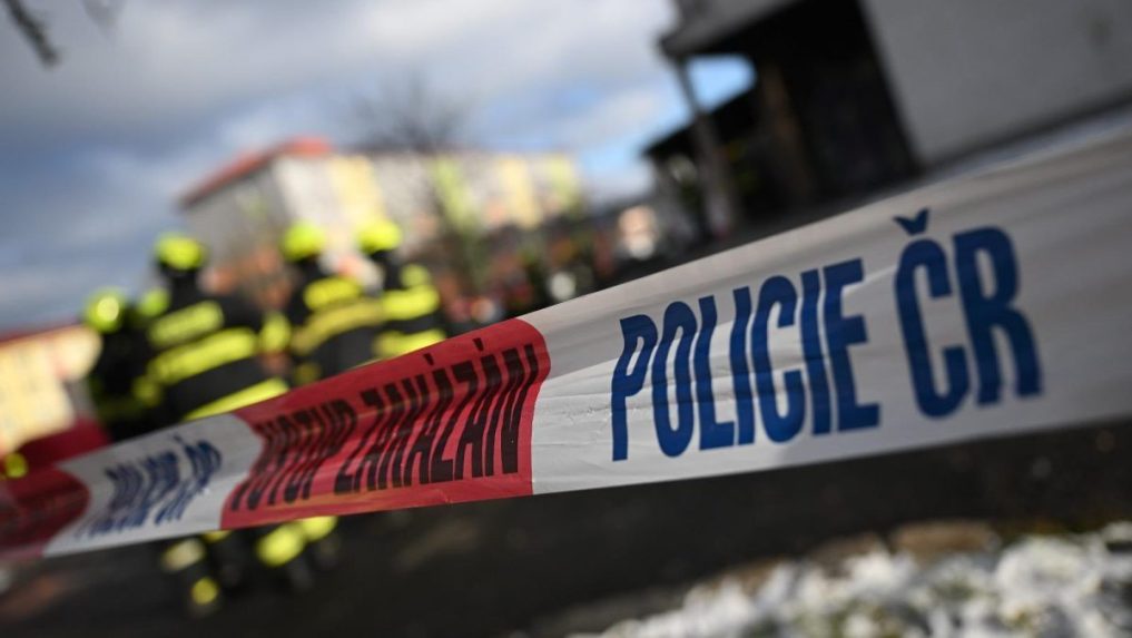 Policajná páska s nápisom vstup zakázán, policie ČR.