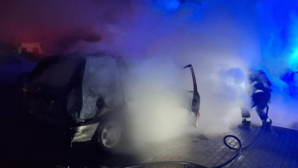 Na sn&iacute;mke hasiči počas z&aacute;sahu pri požiari &aacute;ut.