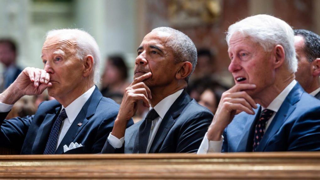 Zľava bývalí americkí prezidenti Joe Biden, Barack Obama a Bill Clinton.