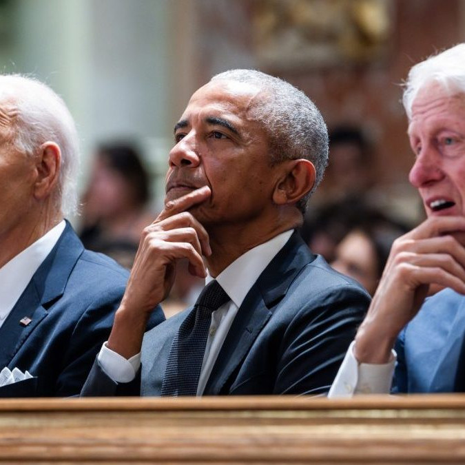 Zľava bývalí americkí prezidenti Joe Biden, Barack Obama a Bill Clinton.