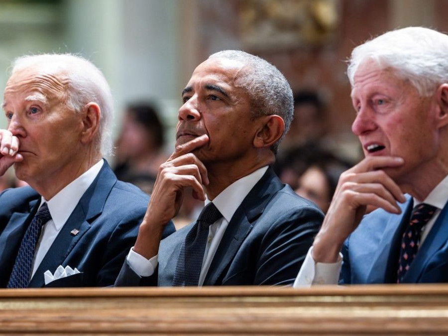Zľava bývalí americkí prezidenti Joe Biden, Barack Obama a Bill Clinton.