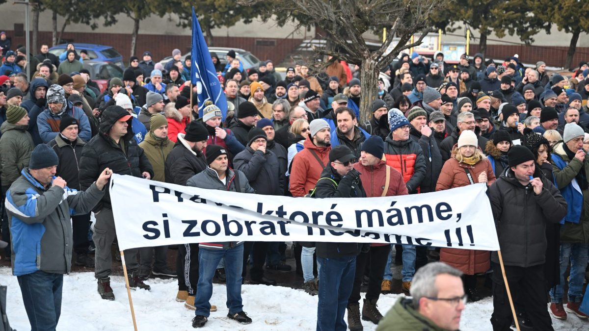 Stovky nahnevan&yacute;ch zamestnancov ko&scaron;ick&yacute;ch oceliarn&iacute; vy&scaron;li do ul&iacute;c. S firmou sa nevedia dohodn&uacute;ť na pracovnom čase a platoch