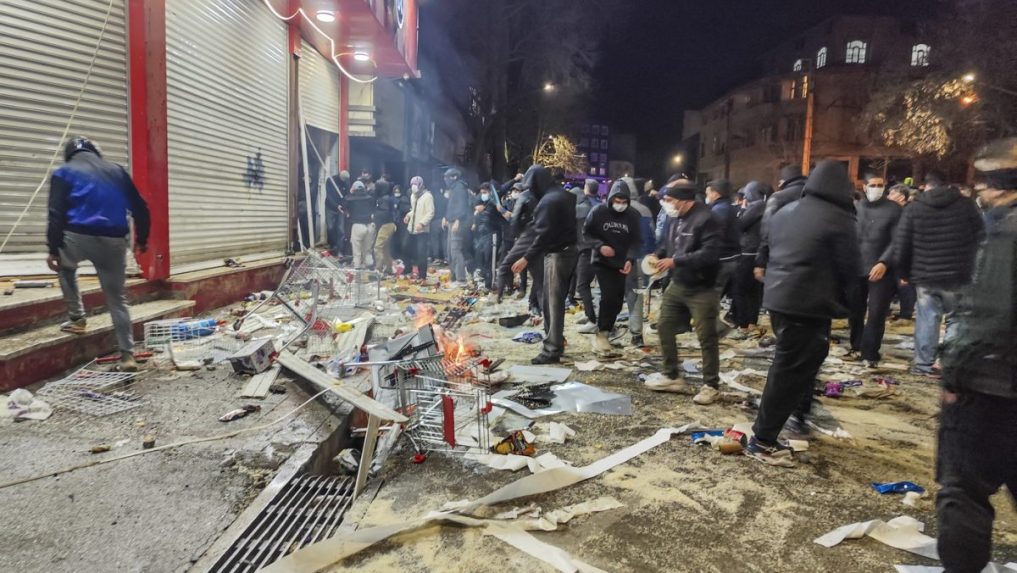 Na snímke protesty v Iráne.