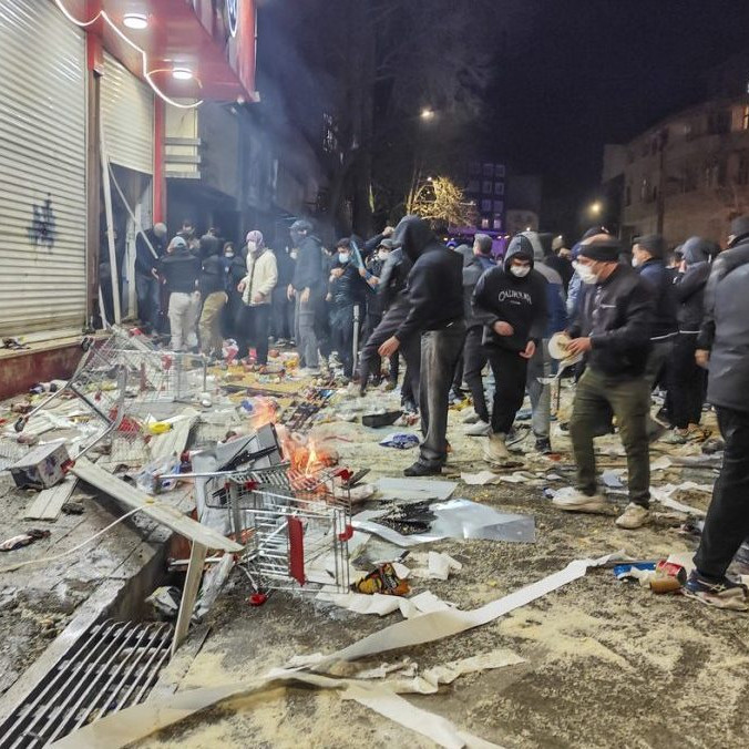 Na snímke protesty v Iráne.