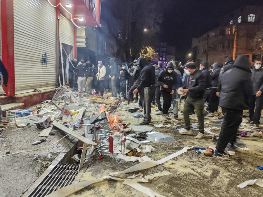 Na snímke protesty v Iráne.