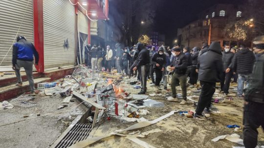 Na snímke protesty v Iráne.