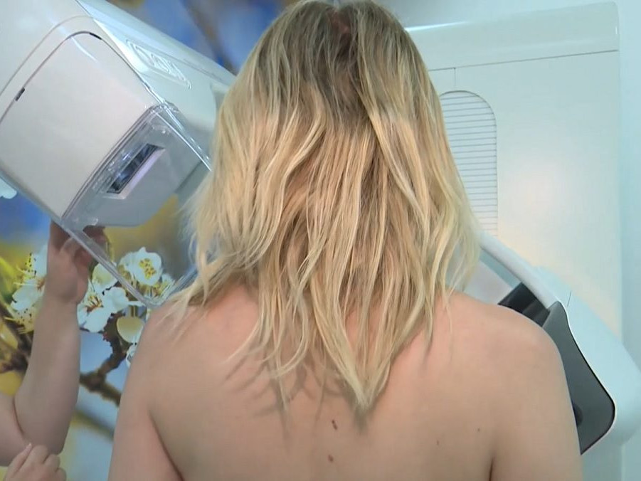 žena na vyšetrení prsníka