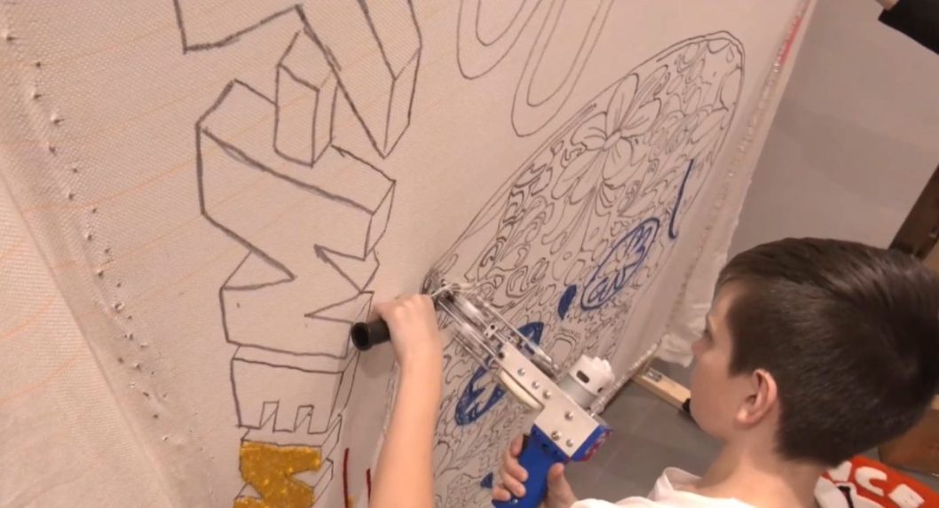 Na snímke Roman pri výrobe koberca.