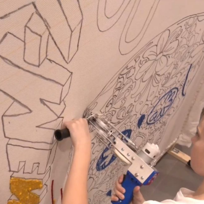 Na snímke Roman pri výrobe koberca.