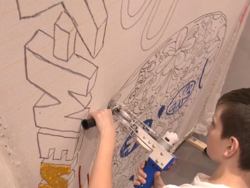 Na snímke Roman pri výrobe koberca.