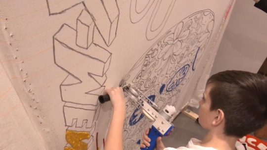 Na snímke Roman pri výrobe koberca.