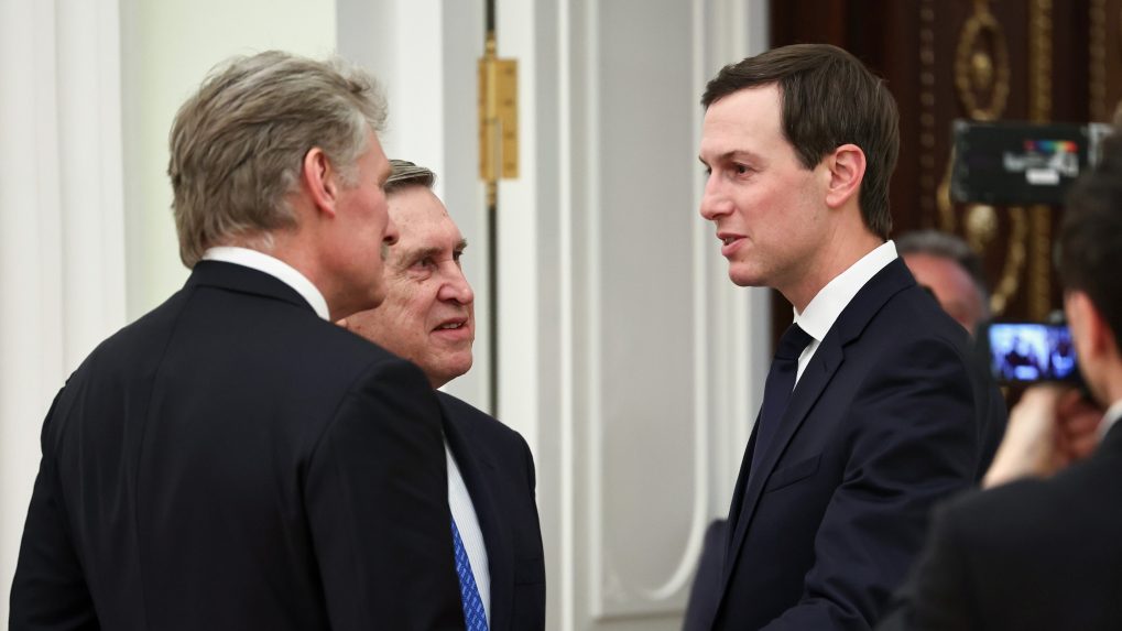 Peskov, Ušakov a Kushner.