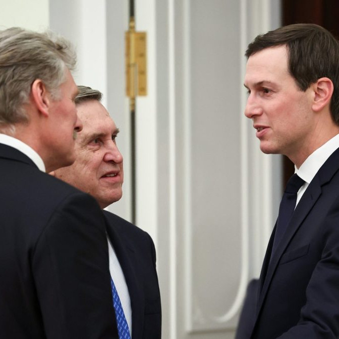 Peskov, Ušakov a Kushner.