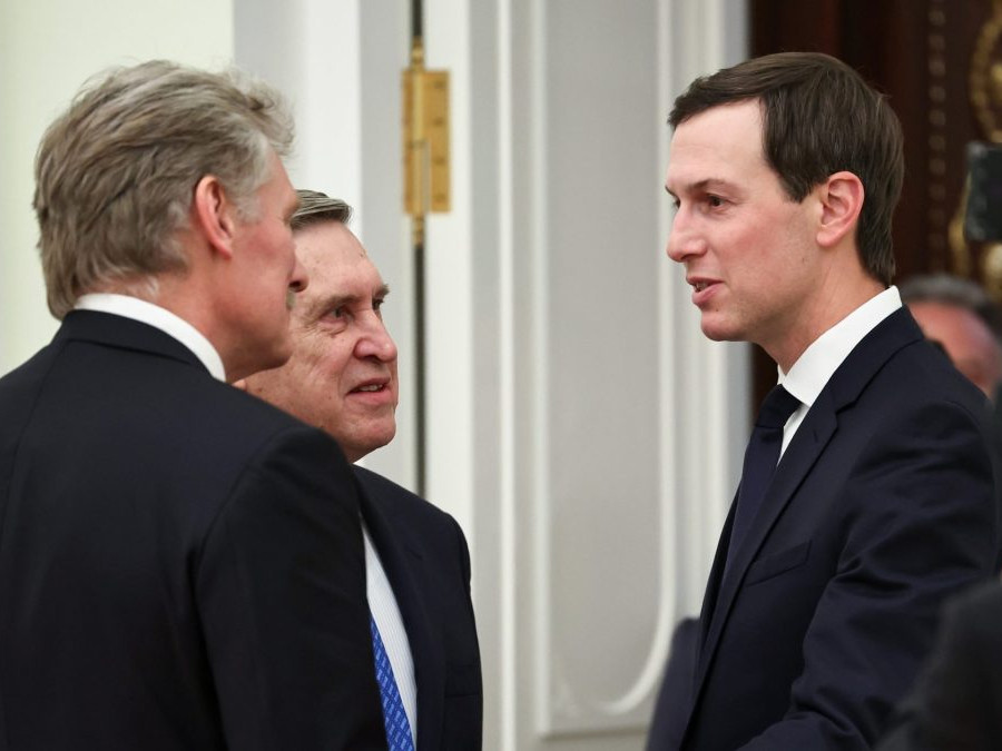 Peskov, Ušakov a Kushner.