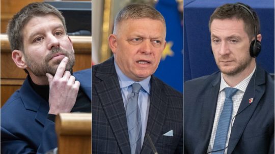 Na snímke zľava Michal Šimečka, Robert Fico a Milan Uhrík.