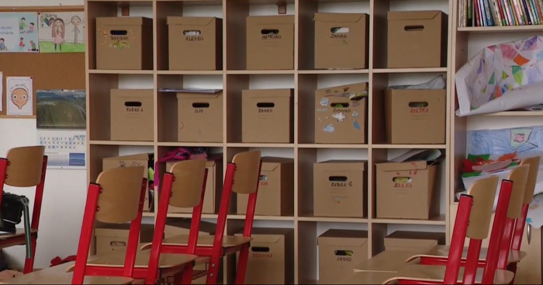 Na ilustračnej snímke prázdna školská trieda.