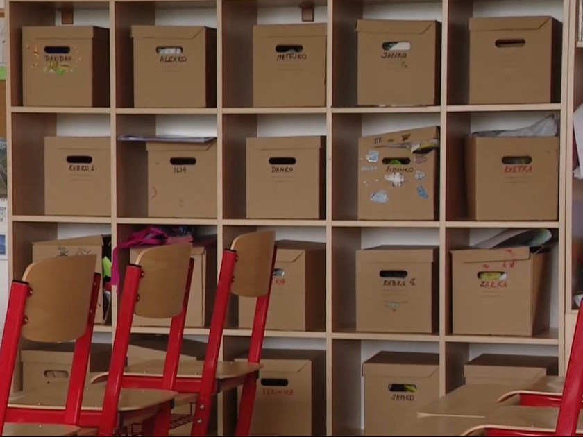 Na ilustračnej snímke prázdna školská trieda.