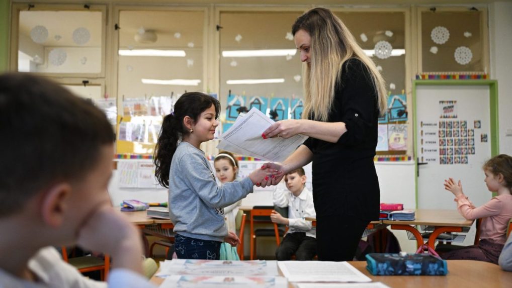 Školy hodnotia žiakov známkami alebo slovne v prípade prvostupniarov.
