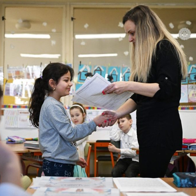 Školy hodnotia žiakov známkami alebo slovne v prípade prvostupniarov.