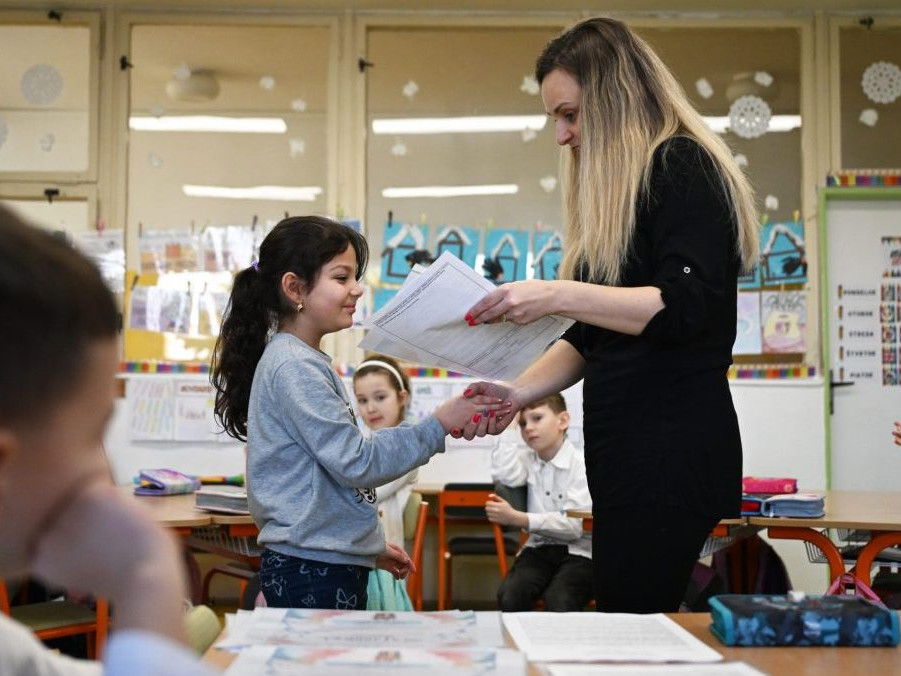 Školy hodnotia žiakov známkami alebo slovne v prípade prvostupniarov.