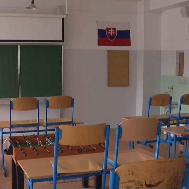 Na ilustračnej snímke prázdna trieda.