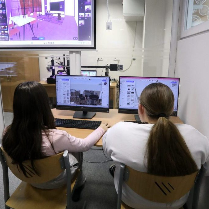 Na ilustračnej snímke žiačky v triede.